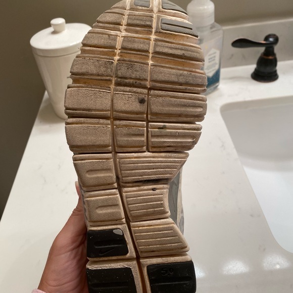 Women’s Nike Cheetah Print Running Shoes - Picture 3 of 7